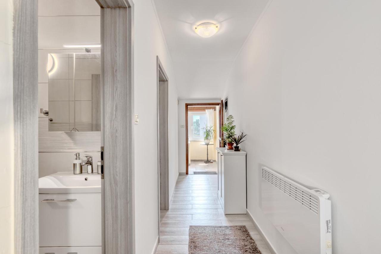Penthouse Zola With Private Parking Apartment Medulin Exterior photo